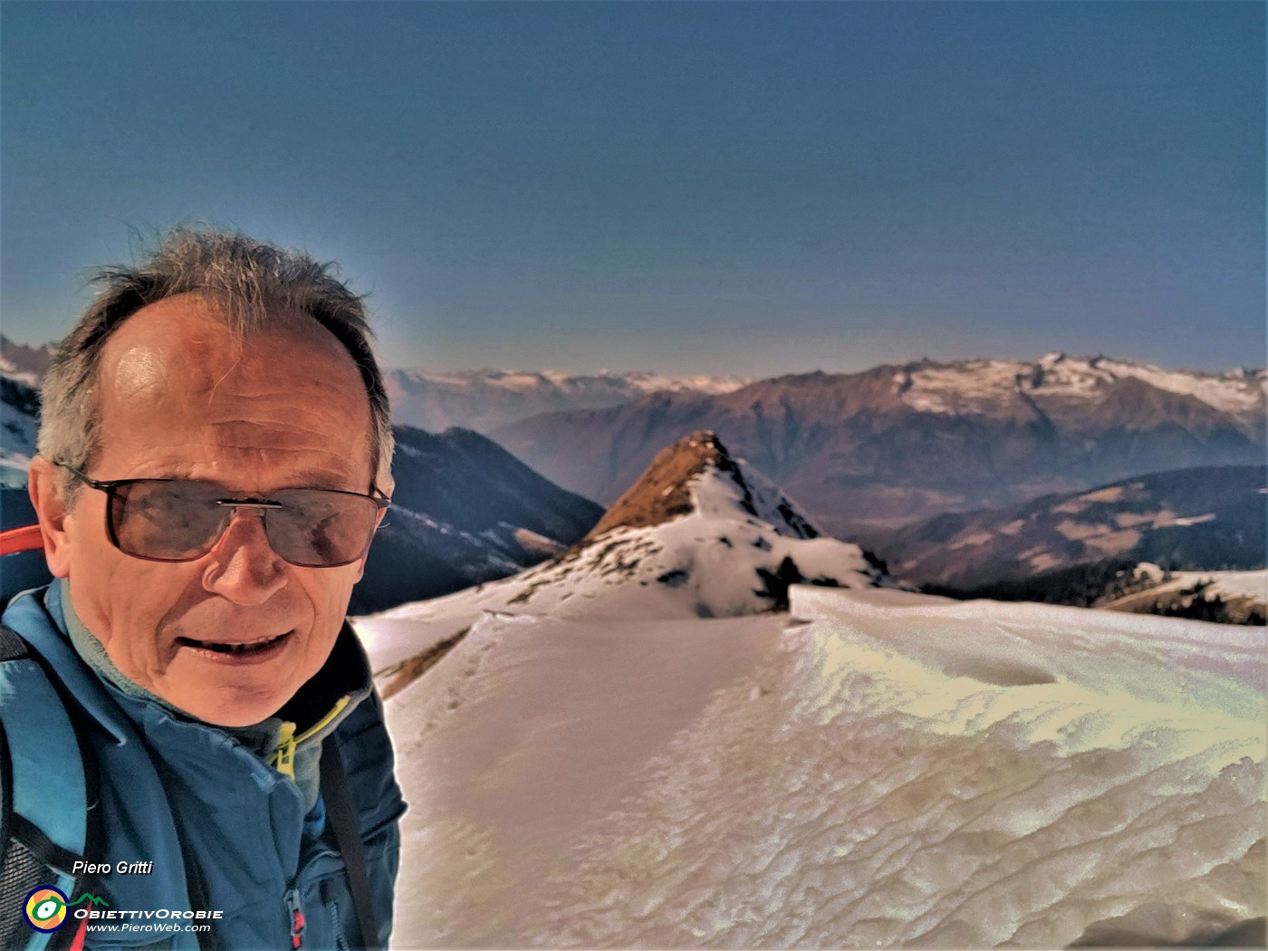 50 Sulla  cimetta carica di neve panoramica sulla Valle di Albaredo .jpg